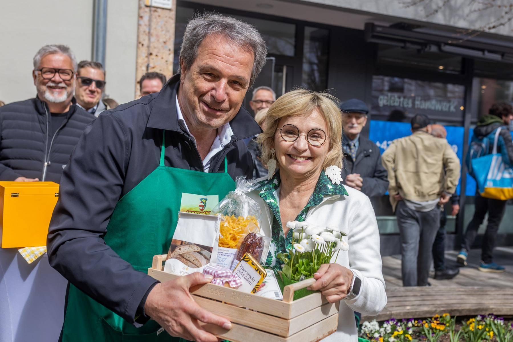 B&uuml;rgermeisterin Blanik &uuml;berreicht ein Stadtmarkt-Kistl an den Gewinner Franz Theurl. Foto: Stadtmarketing/Brunner Images