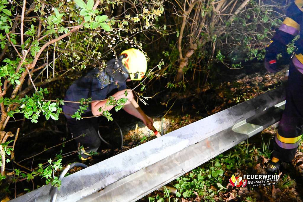 Die FF Spittal l&ouml;schte einen B&ouml;schungsbrand nahe der Lieser. Foto: FF Spittal