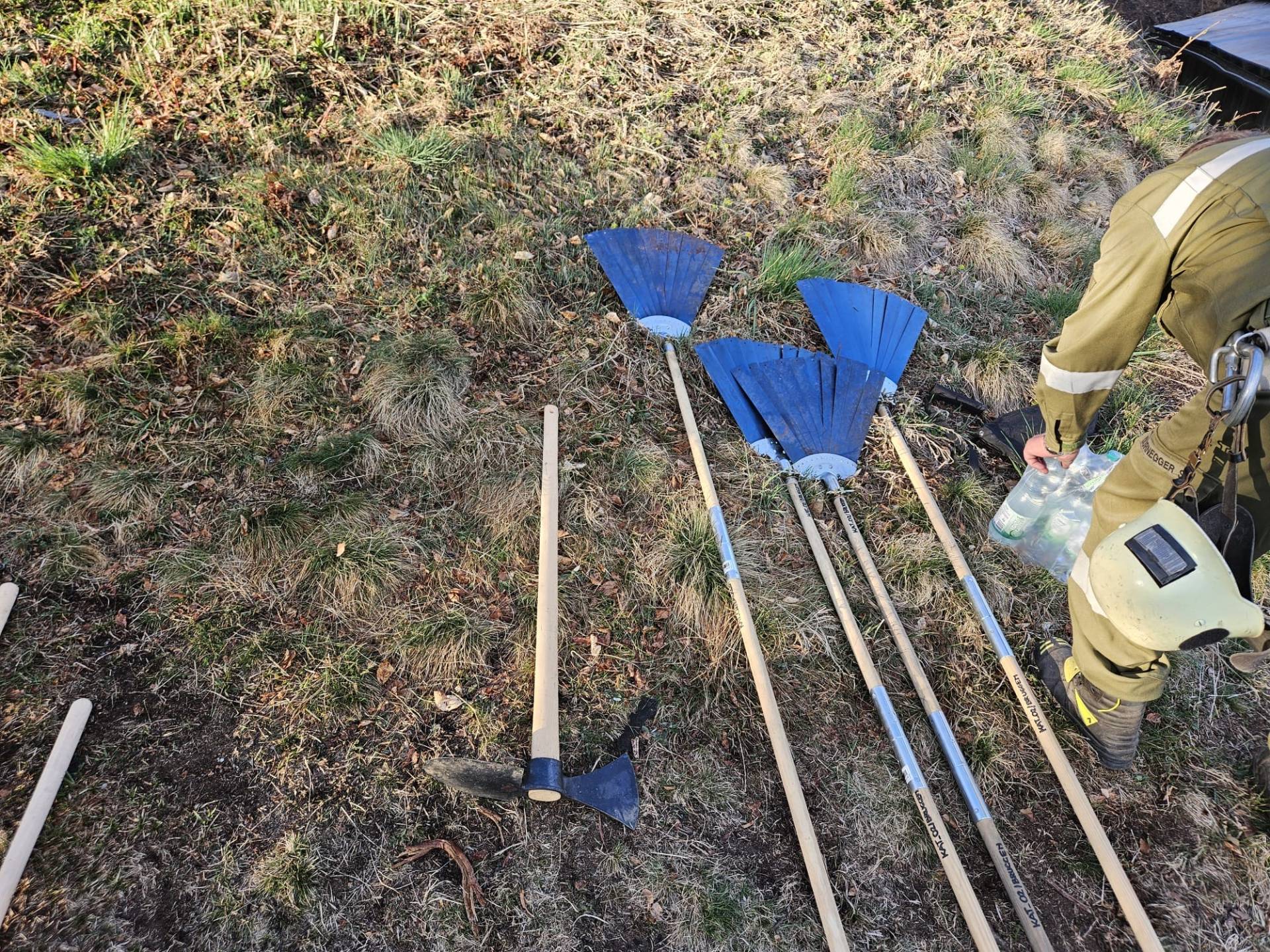 Mit Feuerpatschen wurden die Glutnester bearbeitet.